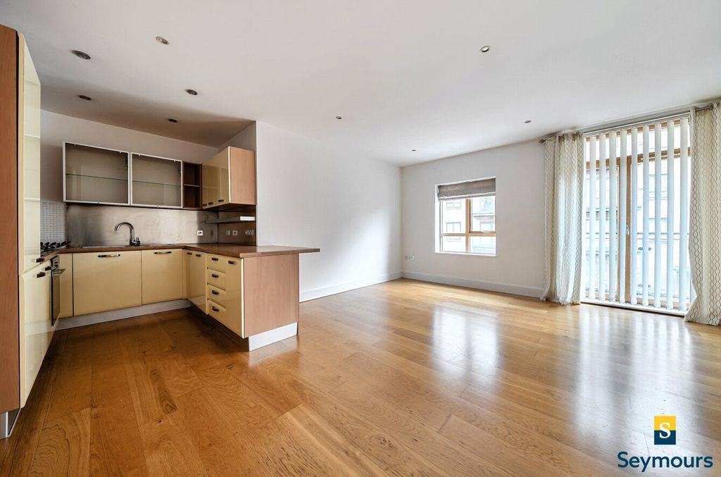 Property photo 2 of 21 Living/Kitchen