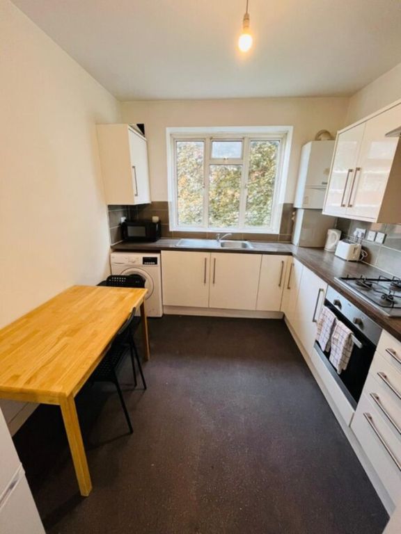 Property photo 2 of 6 Kitchen