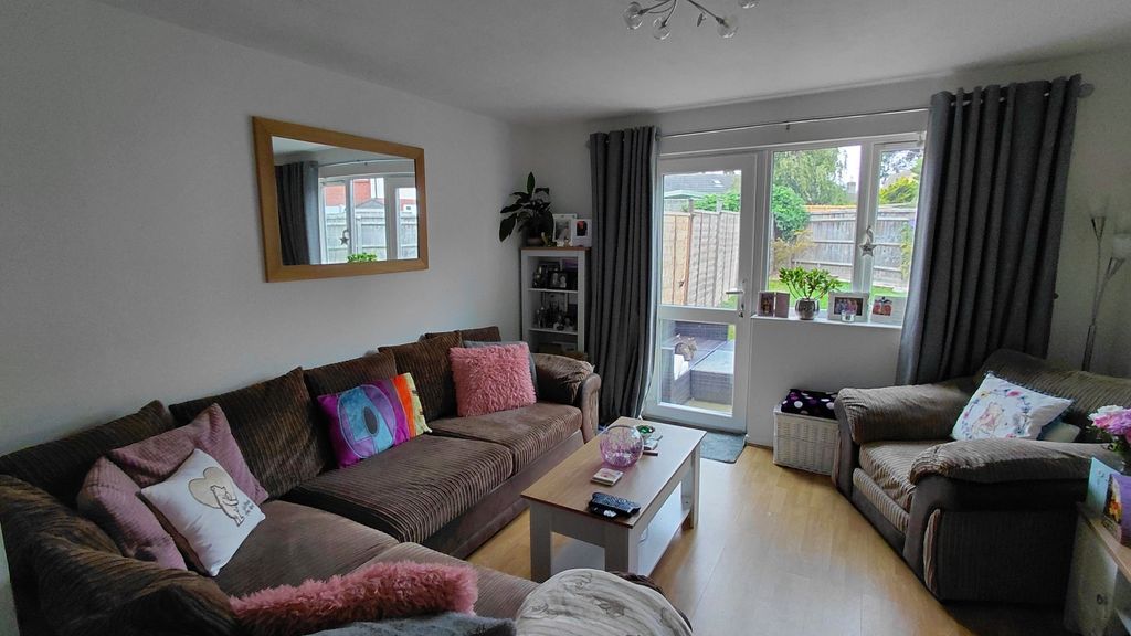 Property photo 2 of 11 65 Glenmore Lounge 2