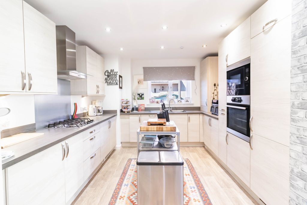 Property photo 3 of 43 Kitchen