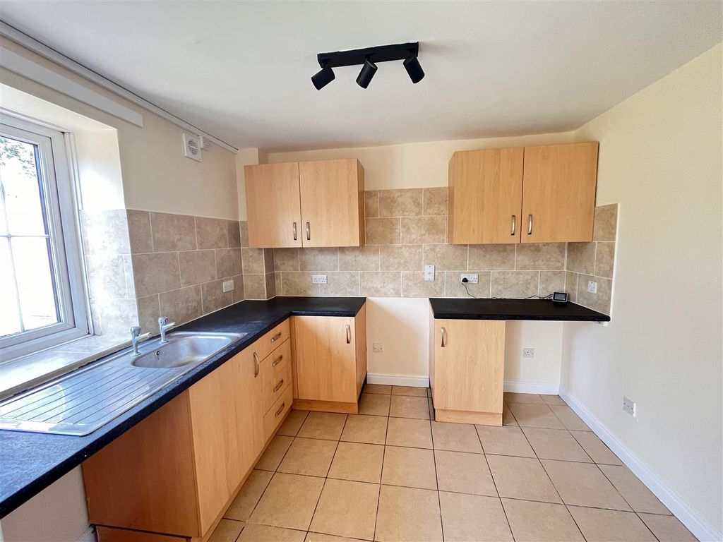 Property photo 2 of 10 Kitchen