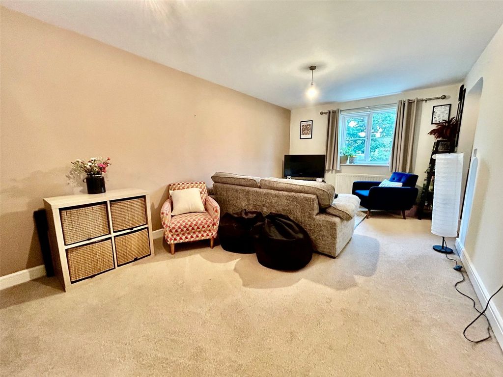 Property photo 3 of 14 Lounge