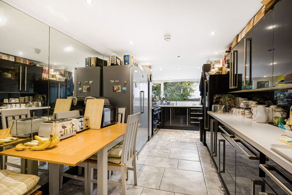 Property photo 2 of 28