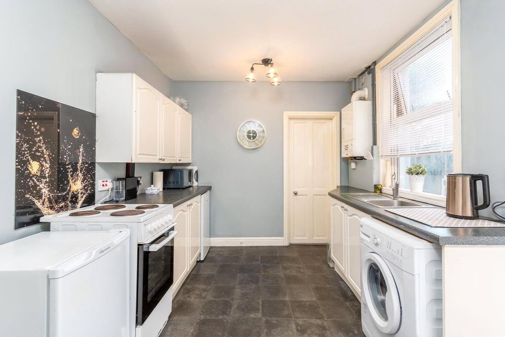 Property photo 3 of 18 Kitchen