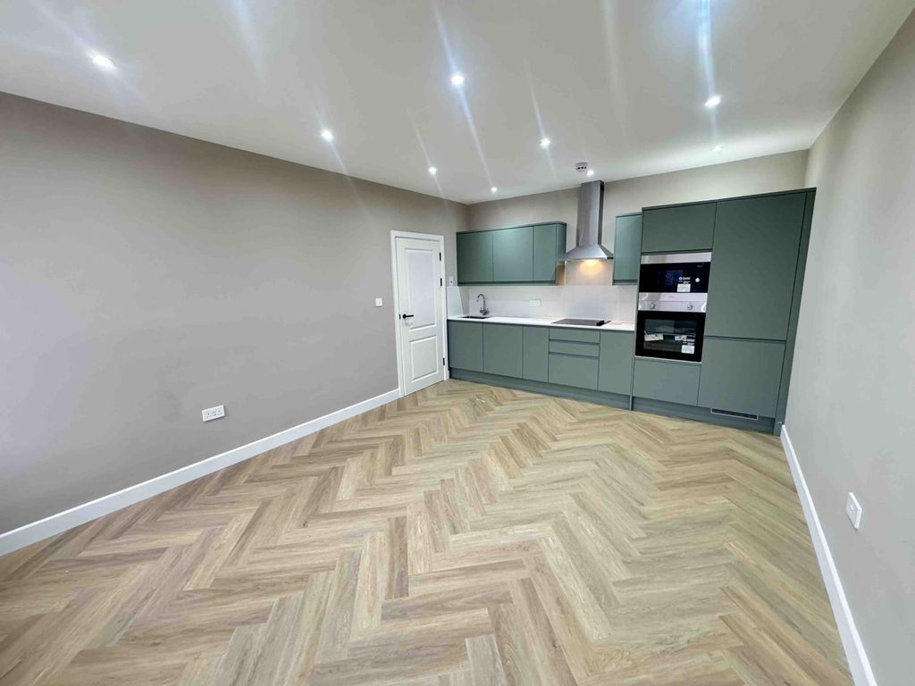 Property photo 1 of 9 Flat 2 - 3 Bed - Finchley High Road