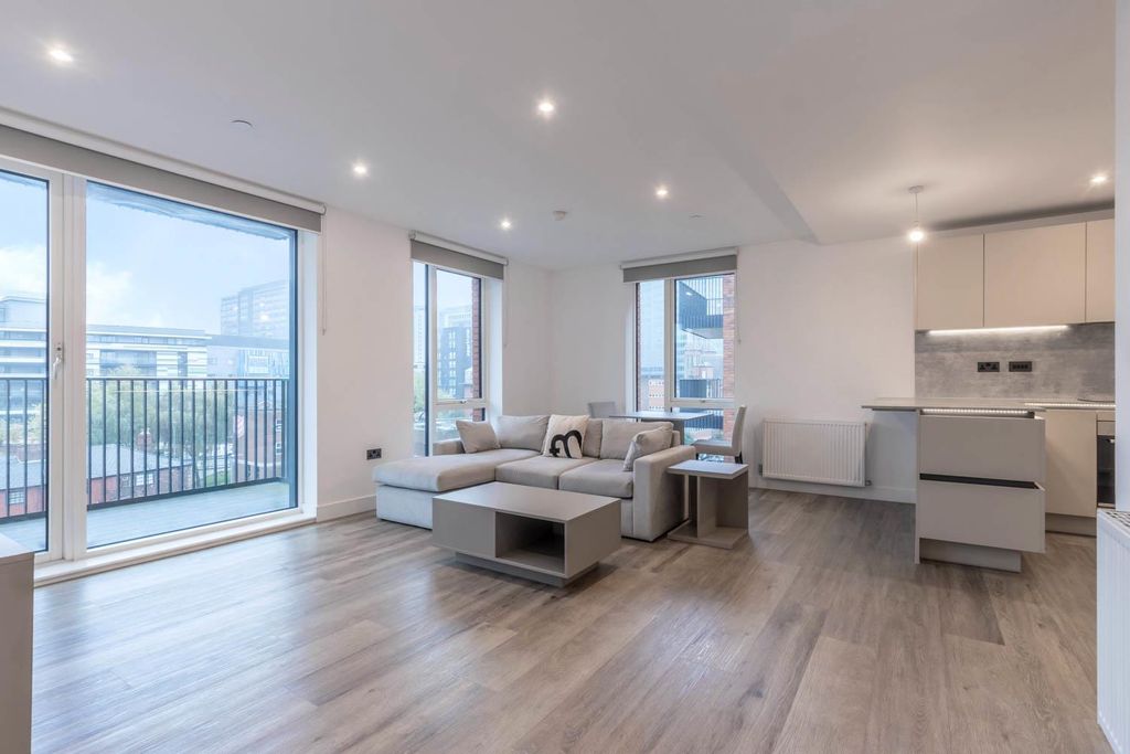 Property photo 1 of 24 Living/Dining Room