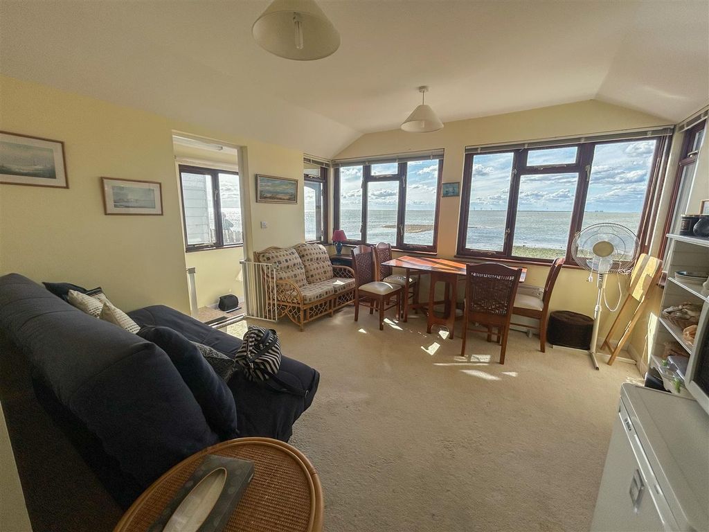 Property photo 2 of 16 Lounge