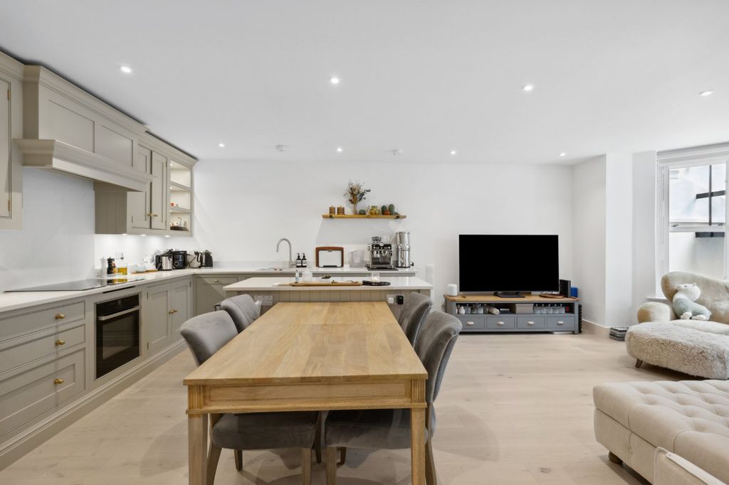 Property photo 3 of 12 Dining Area