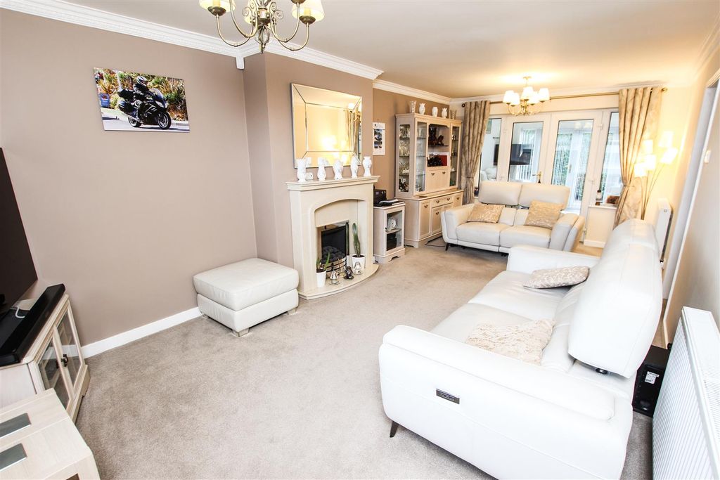 Property photo 2 of 18 Lounge