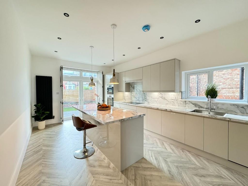 Property photo 3 of 35