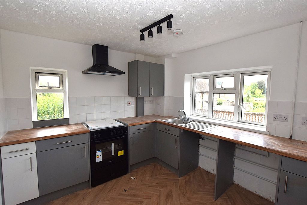 Property photo 2 of 8 Kitchen