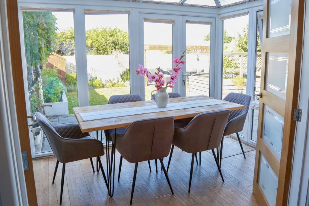 Property photo 3 of 14 Conservatory