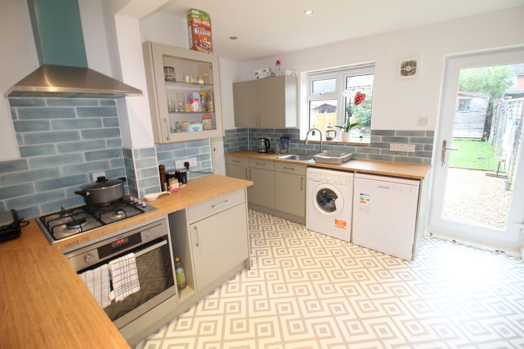 Property photo 3 of 9 Kitchen