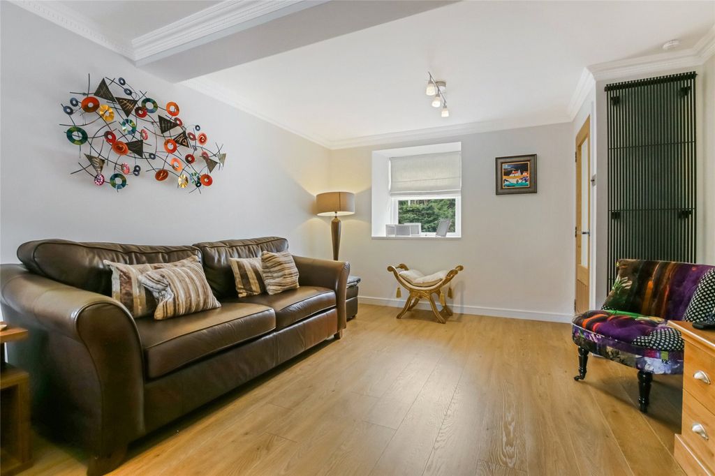 Property photo 3 of 21 Lounge