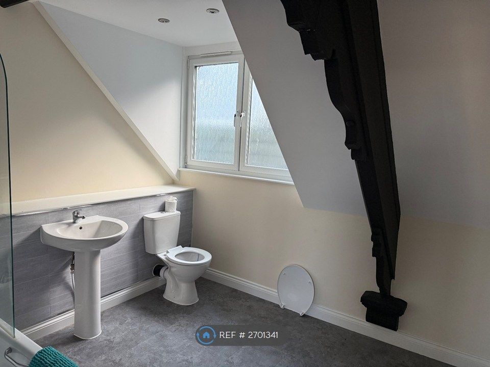 Property photo 3 of 12 Master En Suite Bathroom