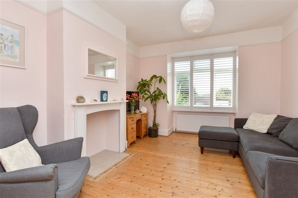 Property photo 3 of 16 Lounge