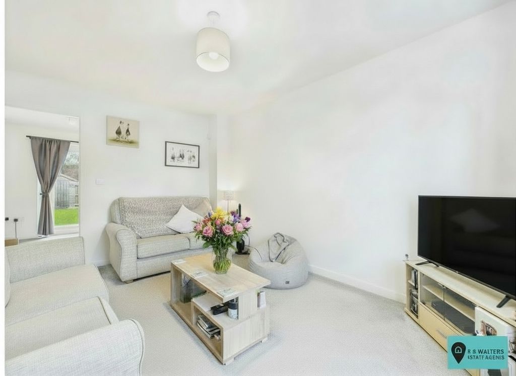 Property photo 2 of 11 Living Room