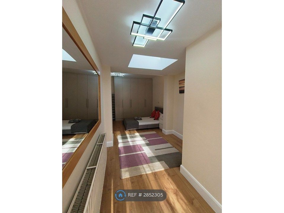 Property photo 3 of 14 En-Suite Room