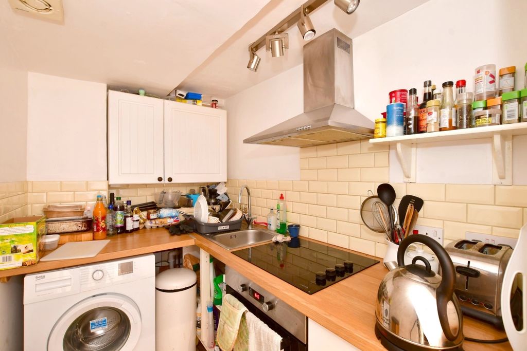 Property photo 3 of 8 Kitchen