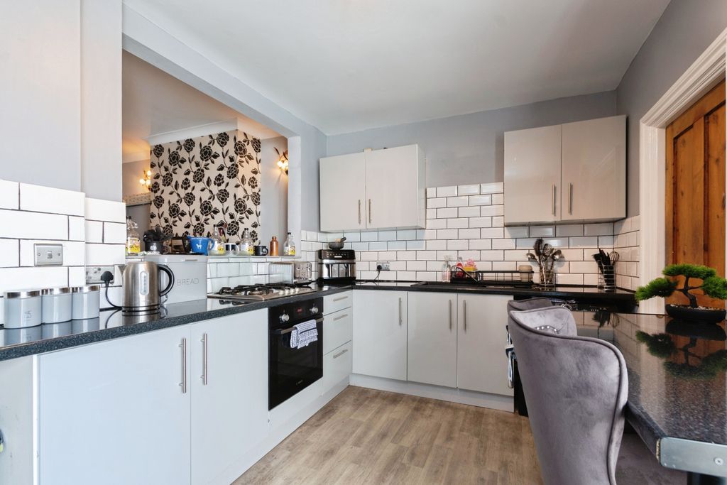 Property photo 3 of 20 Kitchen