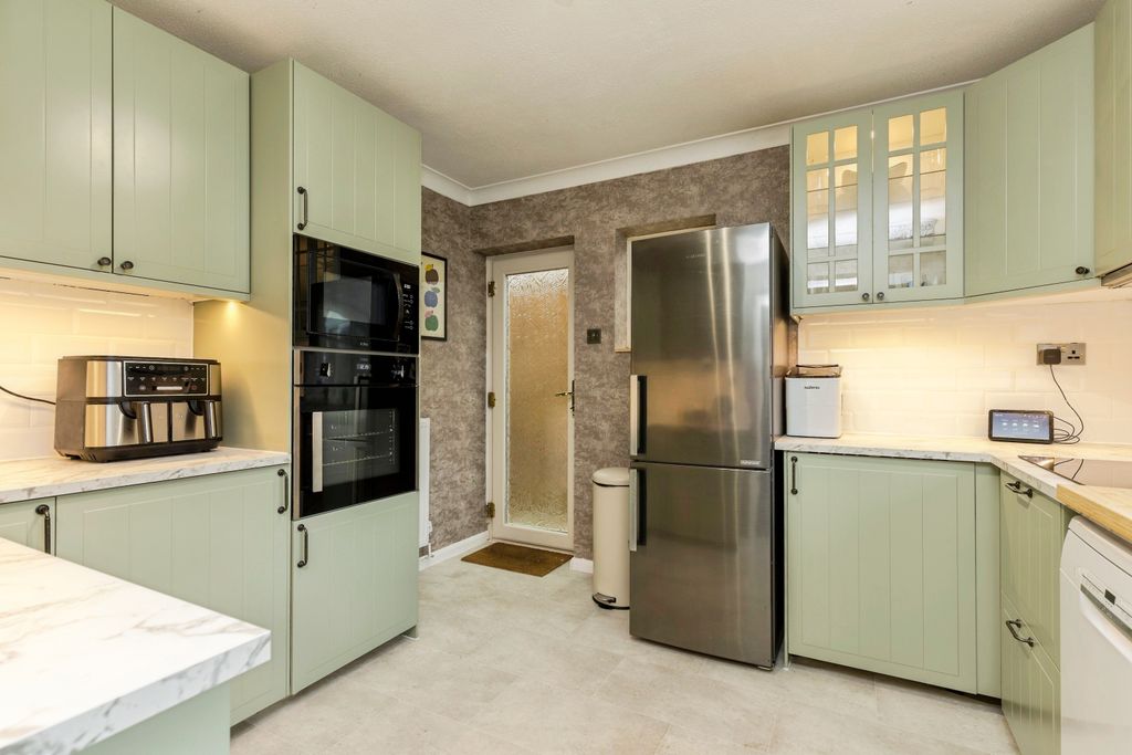 Property photo 3 of 19 Kitchen