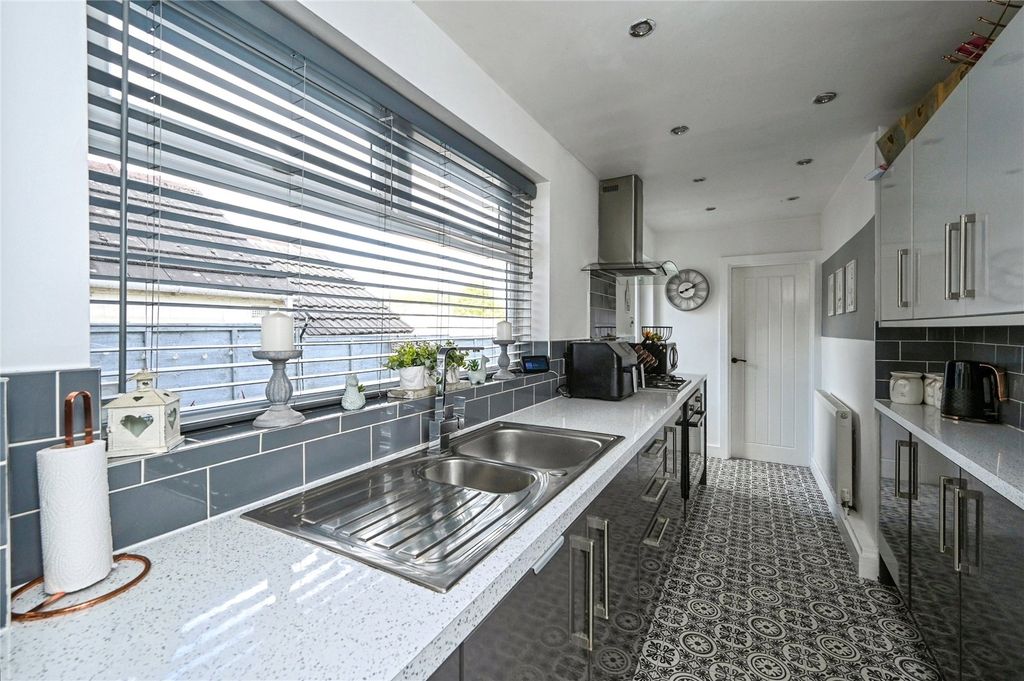 Property photo 3 of 17 Kitchen