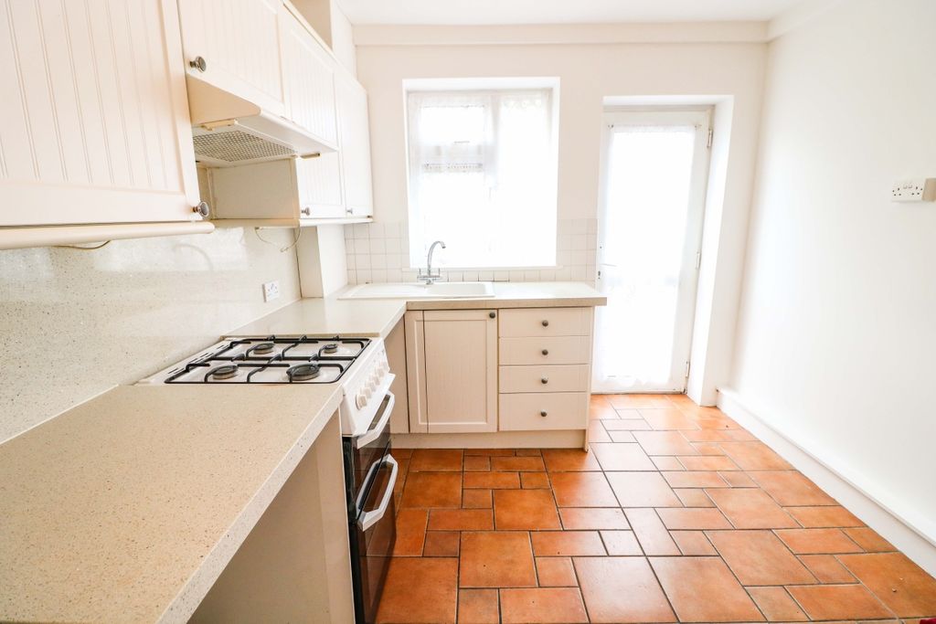 Property photo 3 of 9 Kitchen