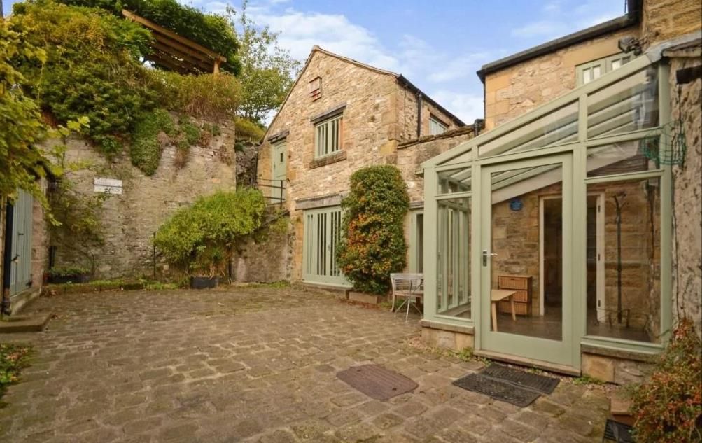 Property photo 2 of 25 Balcony