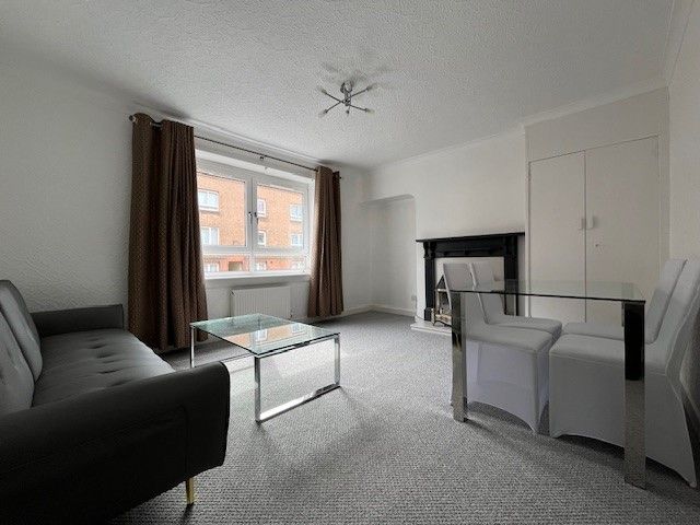 Property photo 3 of 10 Lounge