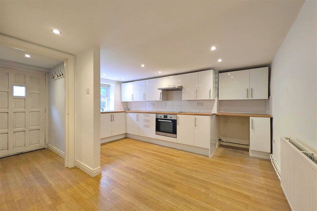 Property photo 3 of 8 Kitchen
