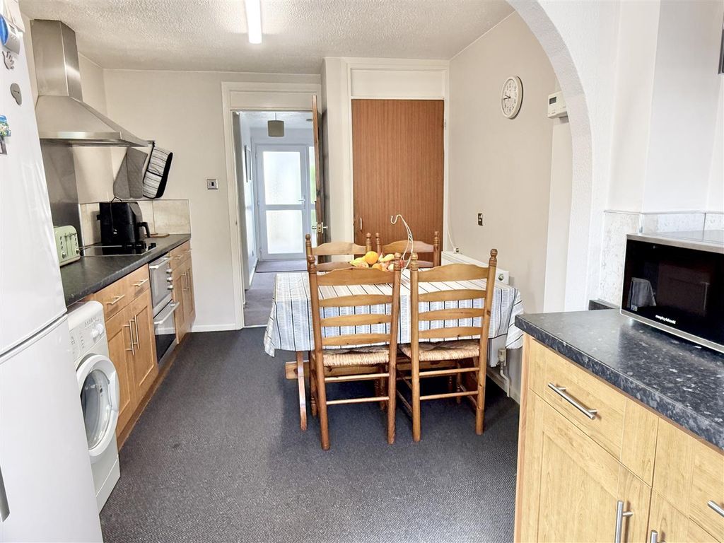 Property photo 3 of 16 Kitchen Breakfast