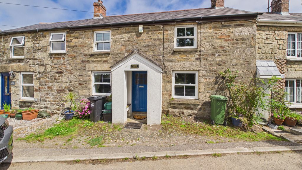 Property photo 1 of 12 3 Bedroom Mid Terraced House For Sale