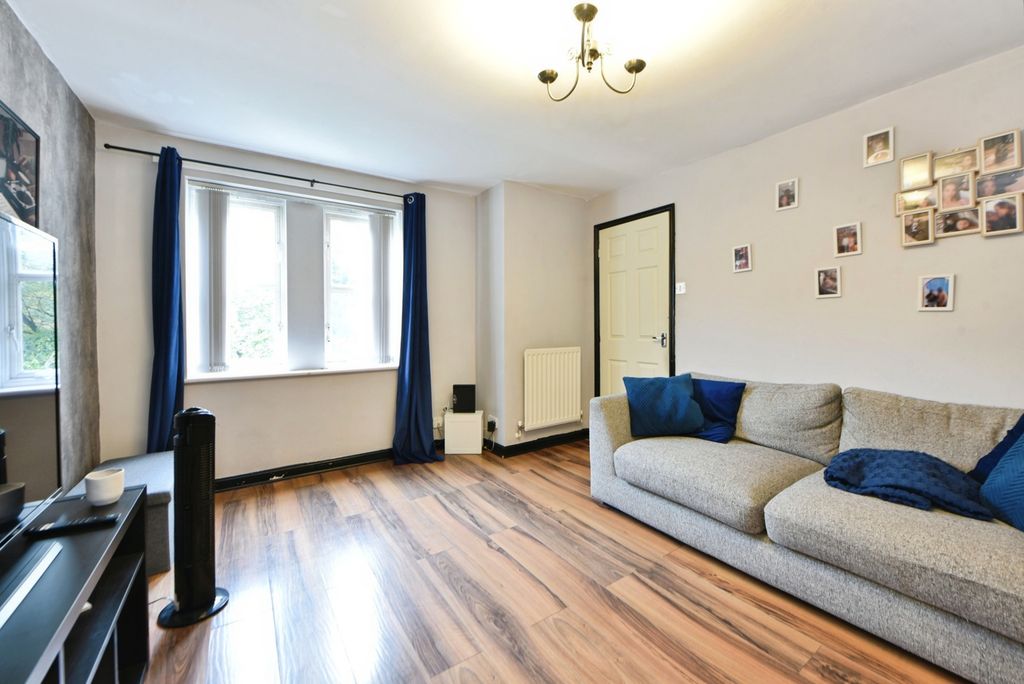 Property photo 3 of 17 Lounge