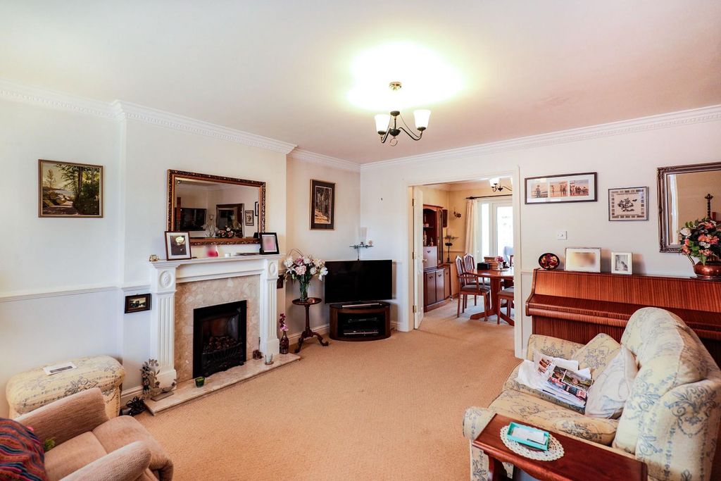 Property photo 2 of 15 Lounge