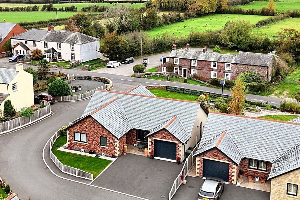 Property photo 2 of 18 Harrison Gardens