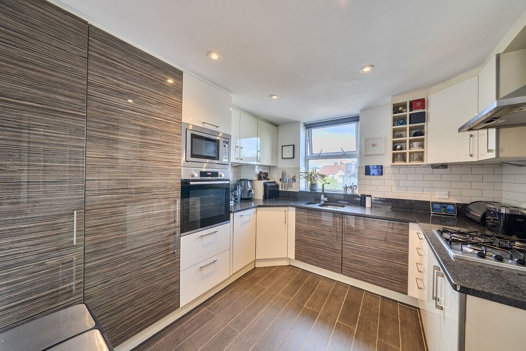 Property photo 3 of 19 1455021-8-69Fb0A0...