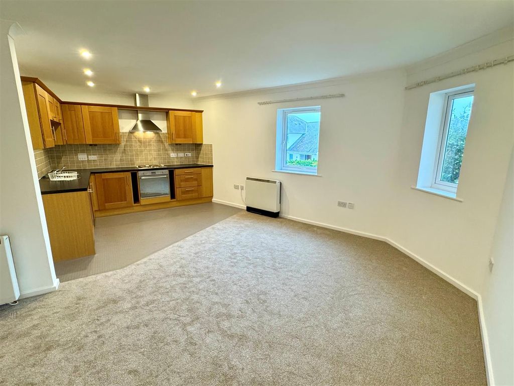 Property photo 2 of 9 6 Trehellan Heights Lounge And Kitchen