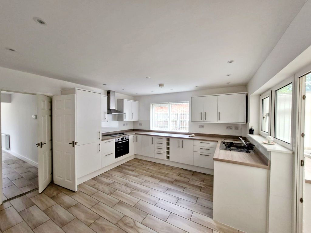 Property photo 3 of 12 Kitchen