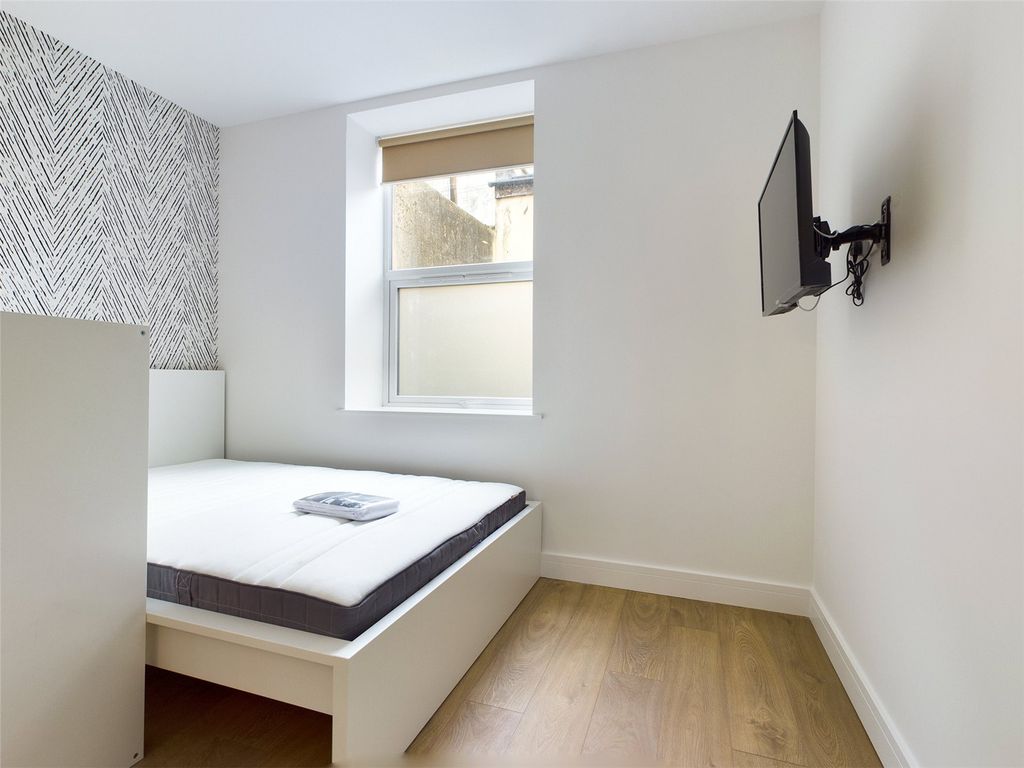 Property photo 3 of 6 Bedroom-Room-To-Rent