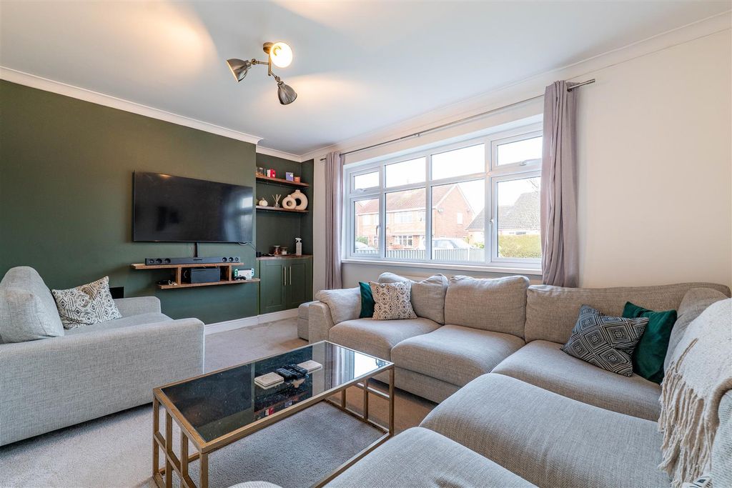 Property photo 2 of 24 Lounge