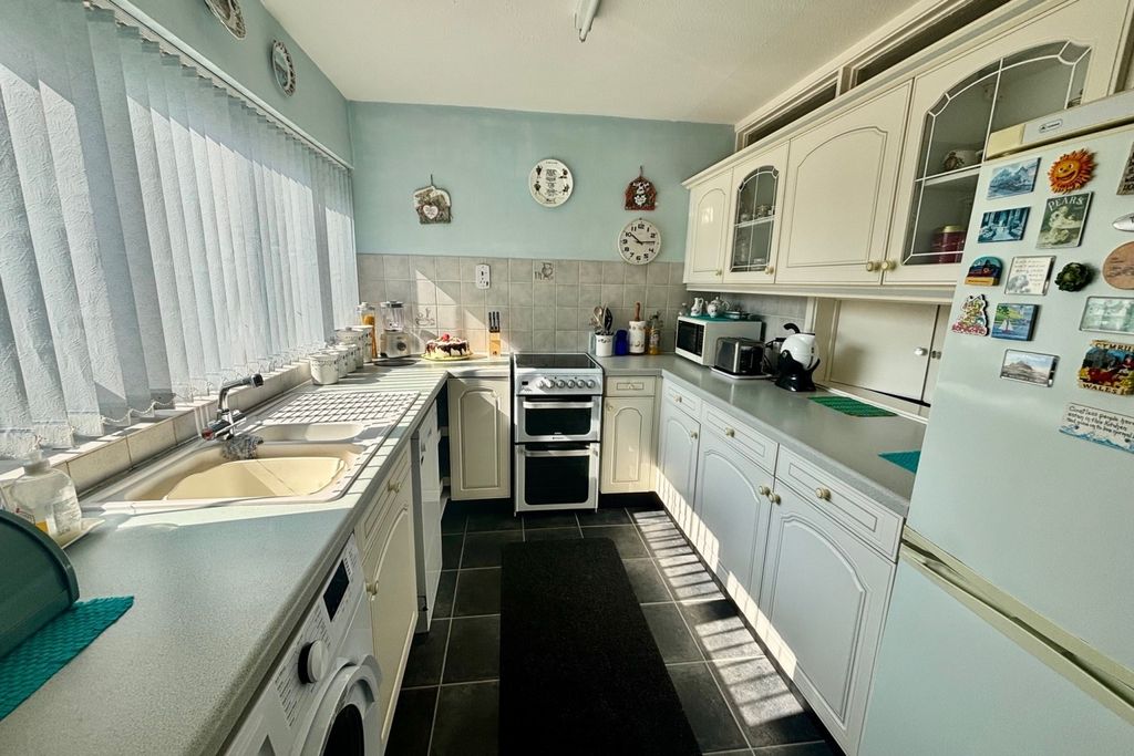 Property photo 3 of 8 Kitchen