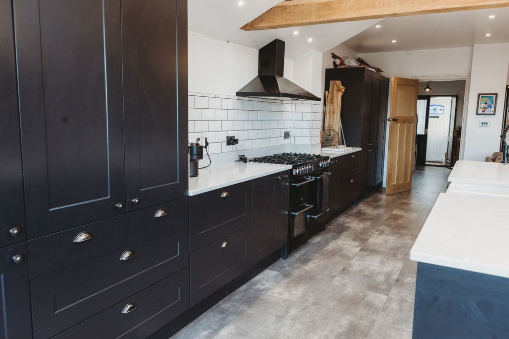 Property photo 3 of 33