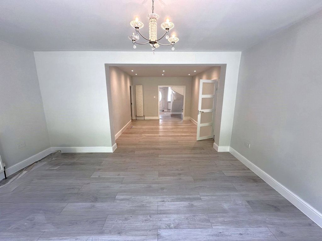 Property photo 3 of 18 Lounge