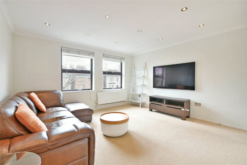 Property photo 2 of 17 Picture No. 14