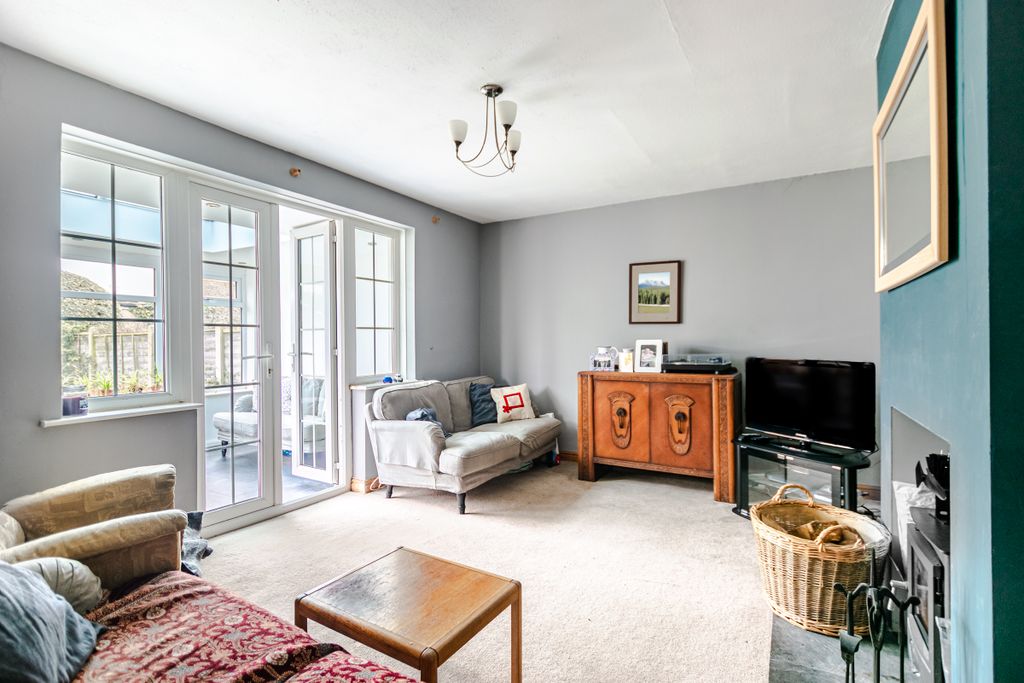 Property photo 2 of 19 Lounge1