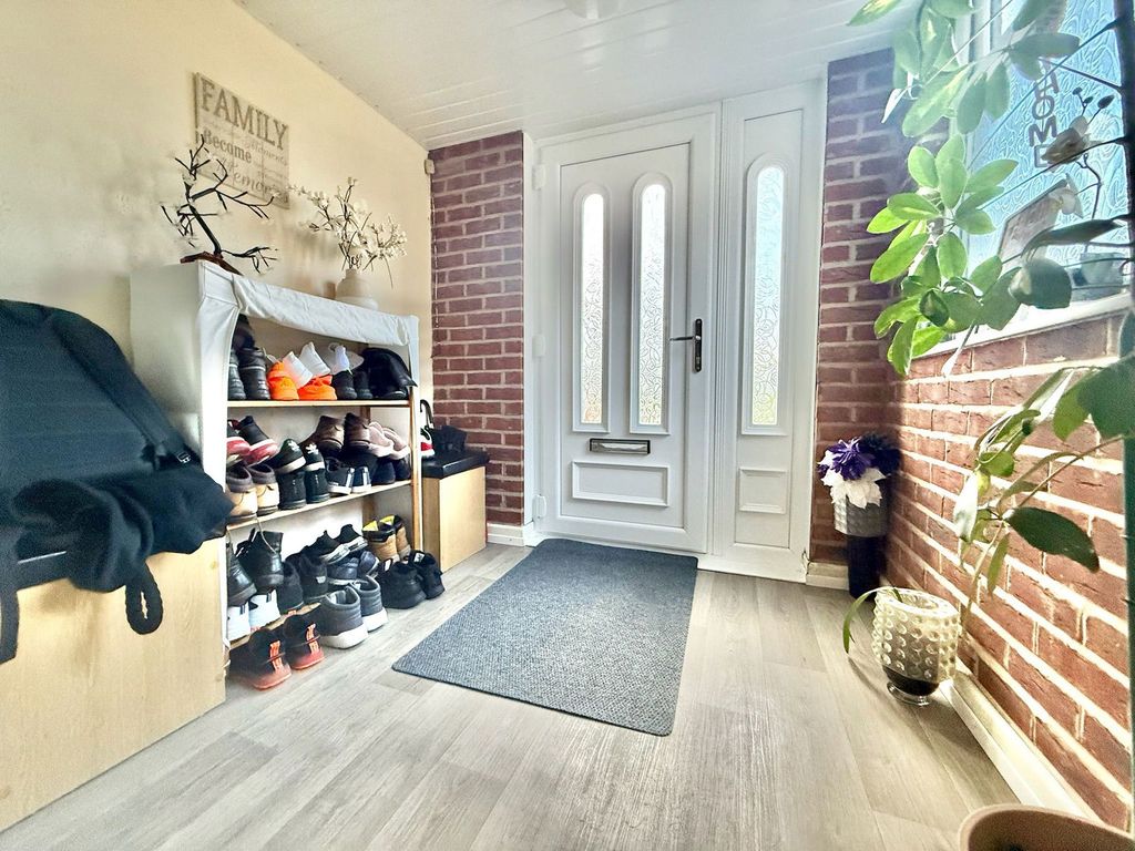 Property photo 2 of 28