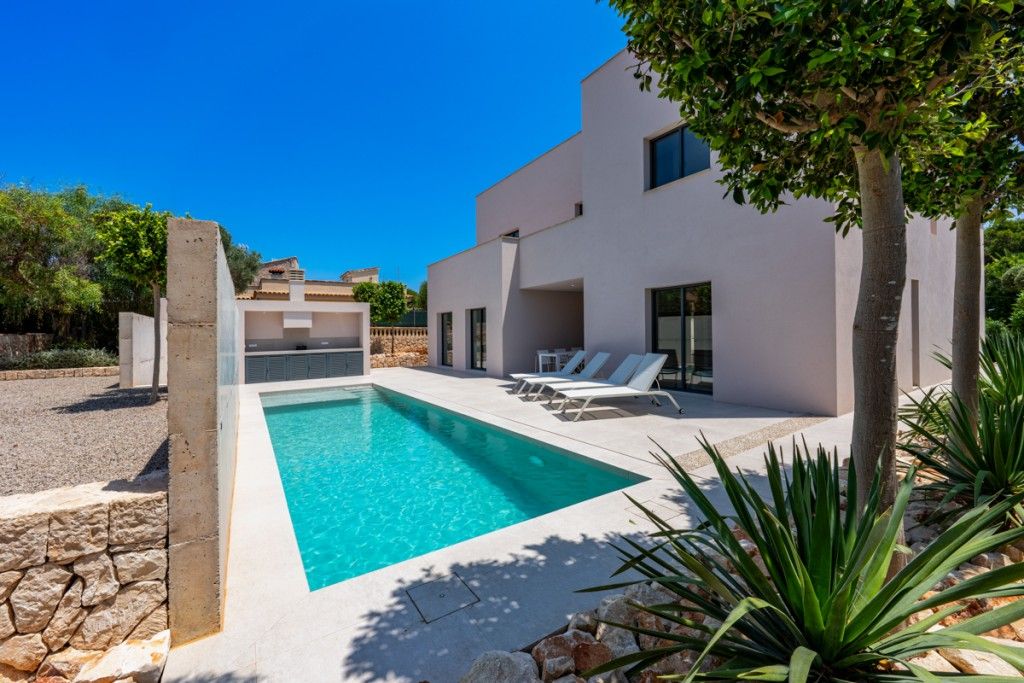 Property photo 2 of 20 Pool And Exterior (2)