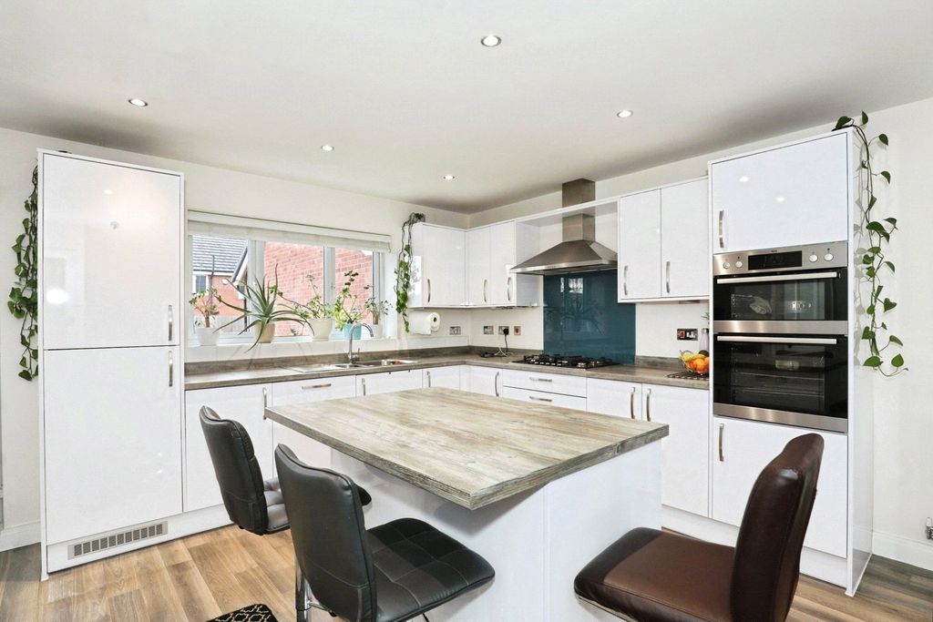 Property photo 3 of 17 Pbox-Img.Jpg
