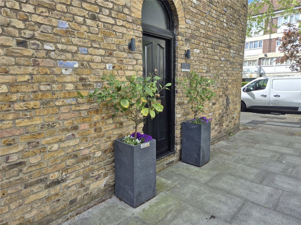 Property photo 1 of 18 External