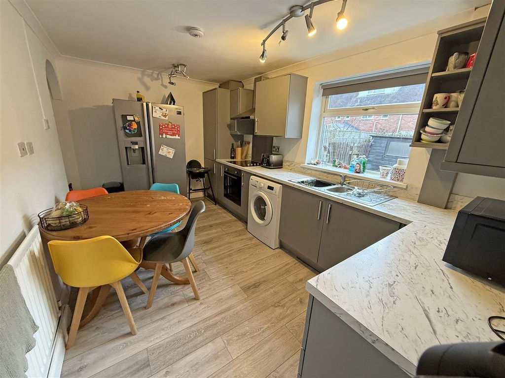 Property photo 3 of 10 Kitchen.Jpg